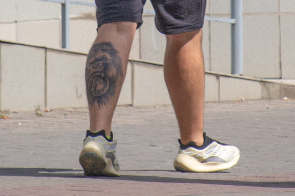 парень с татуировкой оскал гориллы внизу левой ноги 4