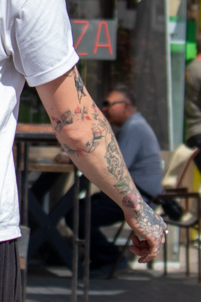 парень с черно красными татуировками на правой руке27