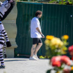 парень со смешными татуировками на правой руке среди рисунков которых есть персонаж из игры Warcraft20