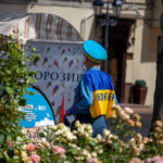 пожилой мужчина в одежде Супергероя стилизованное под флаг Украины и надписью сделай что-нибудь полезное для Украины14