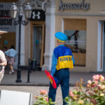 пожилой мужчина в одежде Супергероя стилизованное под флаг Украины и надписью сделай что-нибудь полезное для Украины18