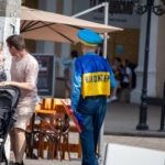 пожилой мужчина в одежде Супергероя стилизованное под флаг Украины и надписью сделай что-нибудь полезное для Украины19