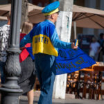 пожилой мужчина в одежде Супергероя стилизованное под флаг Украины и надписью сделай что-нибудь полезное для Украины4646