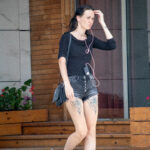 стройная девушка в коротких шортах с парными татуировками на бёдрах17