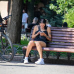 стройная девушка в спортивной одежде с тату надписью Лайф на груди57