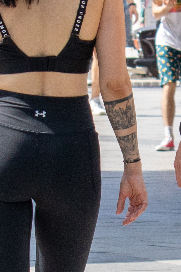 стройная девушка с татуировками браслет из цветов на правой руке 2