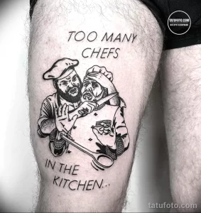 Фото татуировки на бедре: два повара, спорящих на кухне, с надписью 'Too Many Chefs In The Kitchen'. Черно-белый рисунок татуировки.