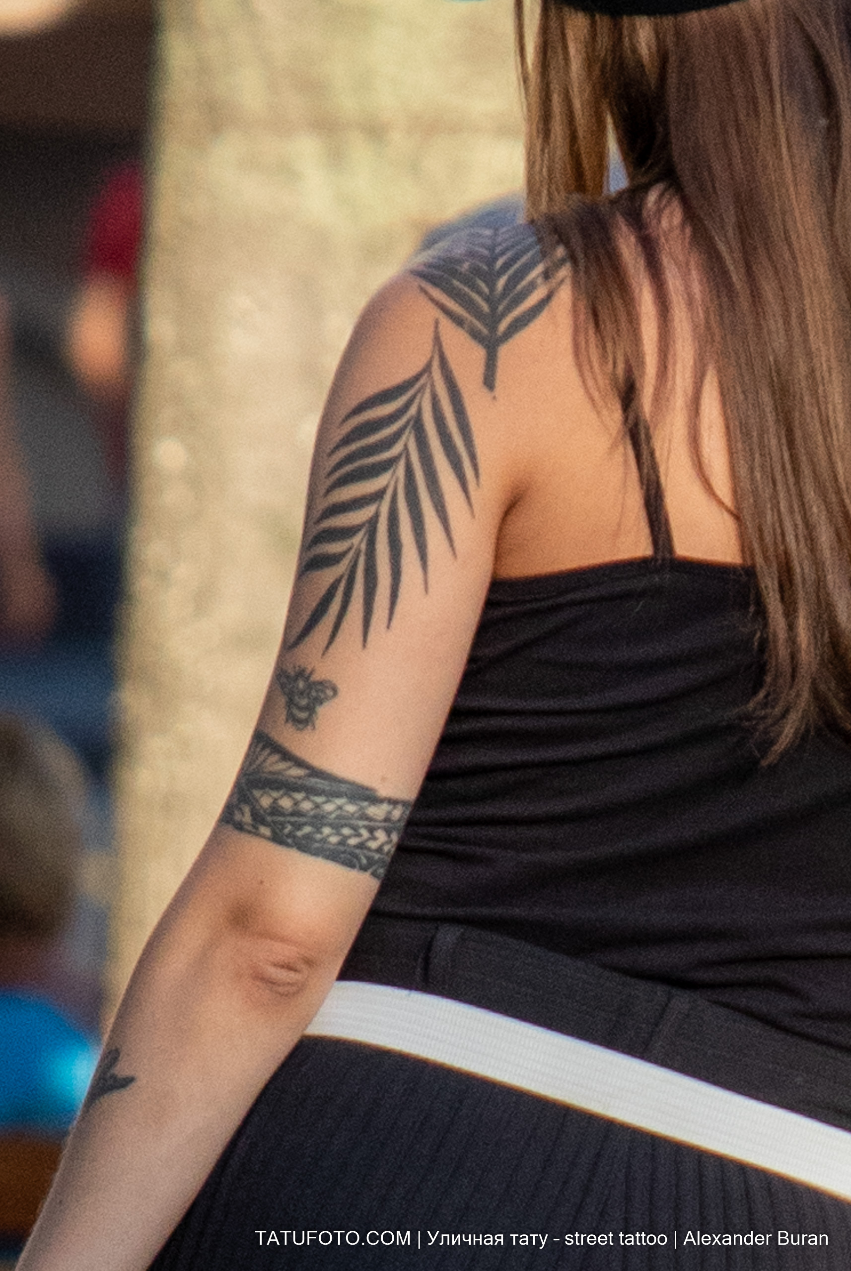 Φύλλα φτέρης τατουάζ και ένα βραχιόλι στο αριστερό χέρι ενός κοριτσιού 2  tatufoto.com - τατουάζ στο δρόμο - tatufoto.com