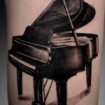 Фото тату с пианино – фортепиано и клавишами – tatufoto.com_17_11/07/2022 16:57:51