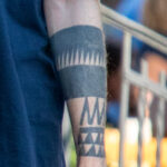Блекворк тату браслет с элементами геометрии на руке парня 2 tatufoto.com - уличная тату