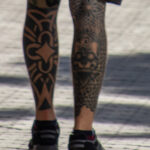 Блекворк татуировки с черепом и узорами внизу ног мужчины 3 tatufoto.com - уличная тату