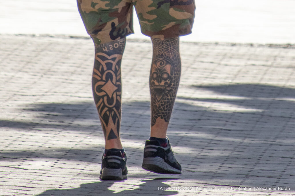 Блекворк татуировки с черепом и узорами внизу ног мужчины 5 tatufoto.com - уличная тату