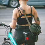 Велосипедистка с татуировками на руках 1 tatufoto.com - уличная тату