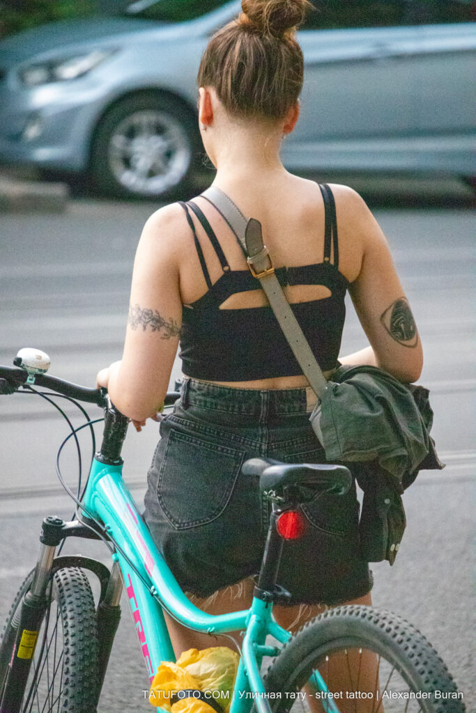 Велосипедистка с татуировками на руках 1 tatufoto.com - уличная тату