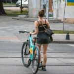 Велосипедистка с татуировками на руках 11 tatufoto.com - уличная тату