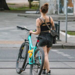 Велосипедистка с татуировками на руках 12 tatufoto.com - уличная тату