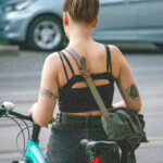 Велосипедистка с татуировками на руках 2 tatufoto.com - уличная тату