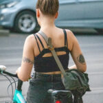 Велосипедистка с татуировками на руках 3 tatufoto.com - уличная тату