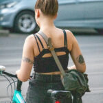 Велосипедистка с татуировками на руках 4 tatufoto.com - уличная тату