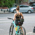 Велосипедистка с татуировками на руках 6 tatufoto.com - уличная тату