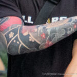 Классическая цветная восточная татуировка в рукаве на правой руке парня 4 tatufoto.com - уличная тату
