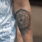 Круглые тату с цветами и мандалами на руках молодого парня 2 tatufoto.com - уличная тату