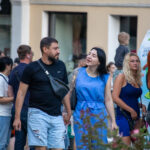 Крупная татуировка с цветами на правой руке женщины 3 tatufoto.com - уличная тату