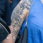 Крупная татуировка с цветами на правой руке женщины 4 tatufoto.com - уличная тату