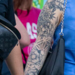 Крупная татуировка с цветами на правой руке женщины 6 tatufoto.com - уличная тату