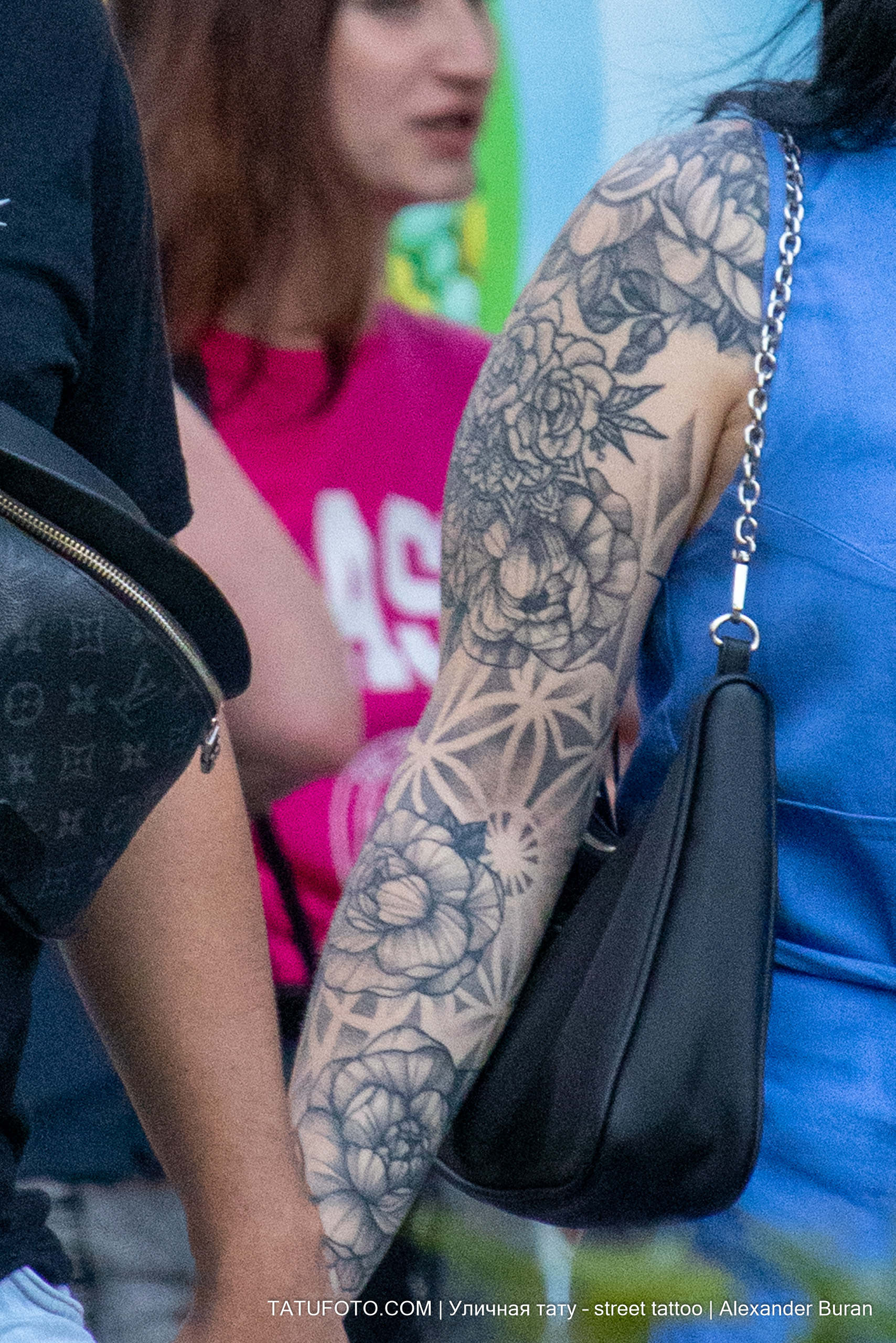 Крупная татуировка с цветами на правой руке женщины 6 tatufoto.com - уличная тату