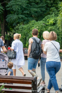 Фото тату на плече: детализированный черно-серый рисунок волка, выполненный в графическом стиле, с акцентом на детализацию шерсти и глаз.