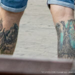 Крупные тату на тему гор, природы и драконов внизу ног парня 3 tatufoto.com - уличная тату