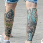 Крупные тату на тему гор, природы и драконов внизу ног парня 7 tatufoto.com - уличная тату