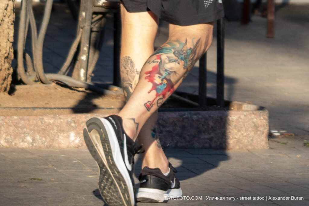 Крутая цветная татуировка с тату машинкой в руке мастера и процессом нанесения татуировки 2 tatufoto.com - уличная тату