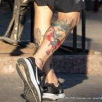 Крутая цветная татуировка с тату машинкой в руке мастера и процессом нанесения татуировки 2 tatufoto.com - уличная тату