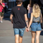 Парень с тату пальмой на руке и девушка с тату сердце на руке 6 tatufoto.com - уличная тату