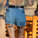 Тату бантики под попой и цветы на руке девушки 2 tatufoto.com - уличная тату