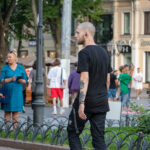 Тату бульдог и цветы на руке парня 1 tatufoto.com - уличная тату