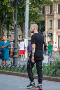 Фото тату на плече: детализированный рисунок японского дракона в традиционном стиле. Черно-белая татуировка с плавными линиями и выразительной мордой.
