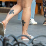 Тату две геральдические лилии внизу ног женщины 4 tatufoto.com - уличная тату