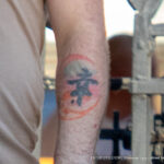 Тату иероглиф в круге на предплечье левой руки мужчины с бородой 2 tatufoto.com - уличная тату