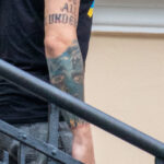 Тату на тему морских глубин и тату надпись на правой руке мужчины 2 tatufoto.com - уличная тату