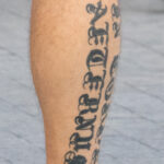 Тату надпись большими буквами внизу правой ноги мужчины 2 tatufoto.com - уличная тату