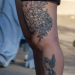Тату птица и цветы на левой ноге девушки 6 tatufoto.com - уличная тату