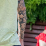 Тату рукав с цветами на правой руке мужчины 4 tatufoto.com - уличная тату