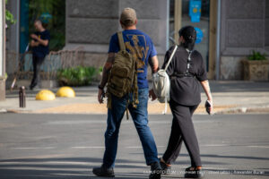 Фото тату на спине мужчины: реалистичный рисунок скелета, держащего гранатомет, с надписью 'MARIUPOL'. Чёрно-белая татуировка в стиле милитари.