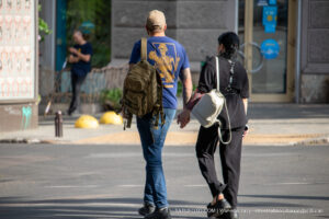 Фото татуировок на спине мужчины и руке женщины: реалистичный рисунок скелета с гранатометом и татуировки на рукаве. Чёрно-белые татуировки в стиле милитари.