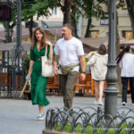 Фотография пары, у мужчины на руке видна татуировка. Идеально для поиска идей татуировок и вдохновения для парных тату.