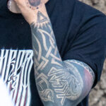 Тату с Ганешей и узорами в тату рукавах у молодого парня с бородой 11 tatufoto.com - уличная тату
