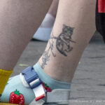 Тату с котенком карабкающимся на дерево по ветке внизу ноги девушки 1 tatufoto.com - уличная тату